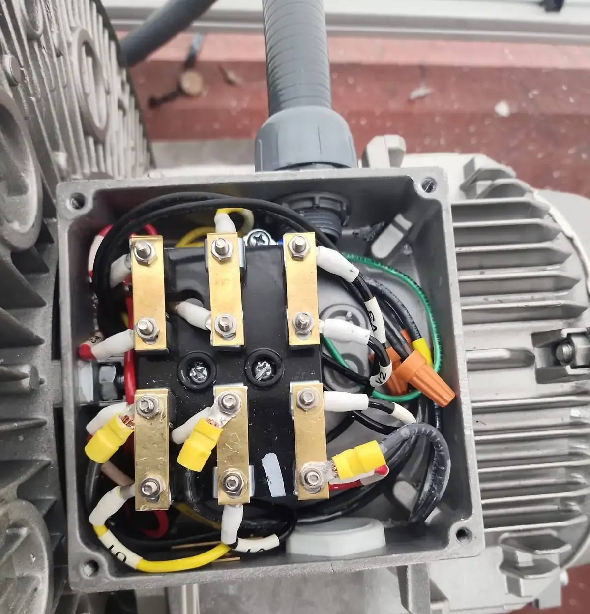 Three-phase motor terminal board with brass links